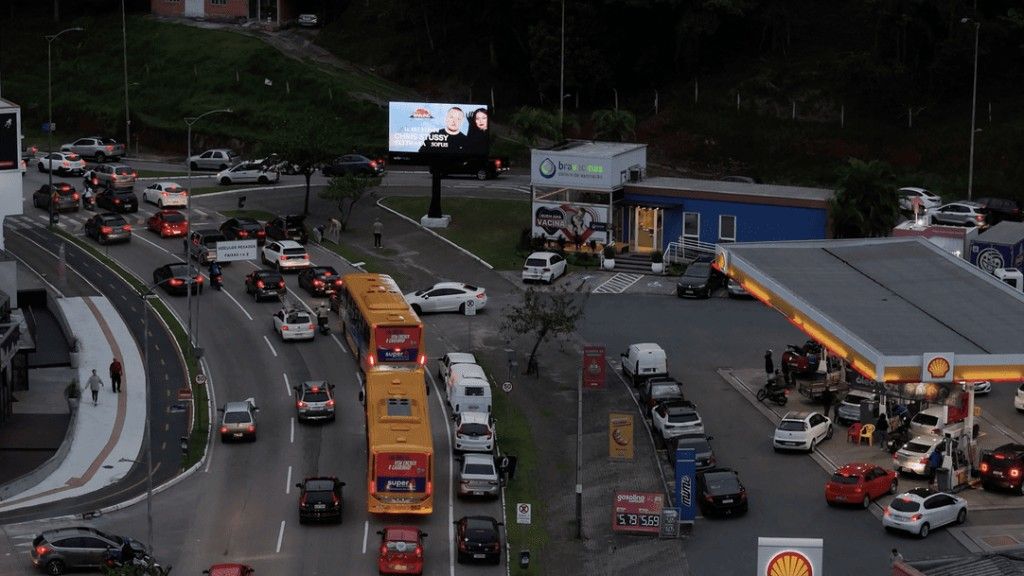 Painel de LED do Posto Mime na Av. Martin Luther, Nações, Balneário Camboriú