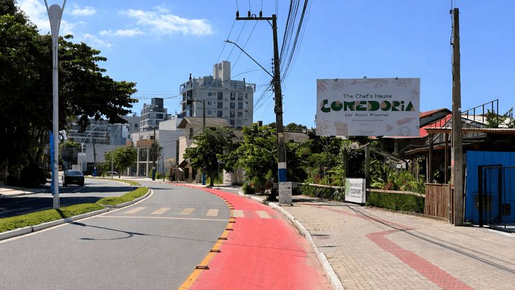 Painel frontlight na Av. Ruy Barbosa, Praia dos Amores, Balneário Camboriú