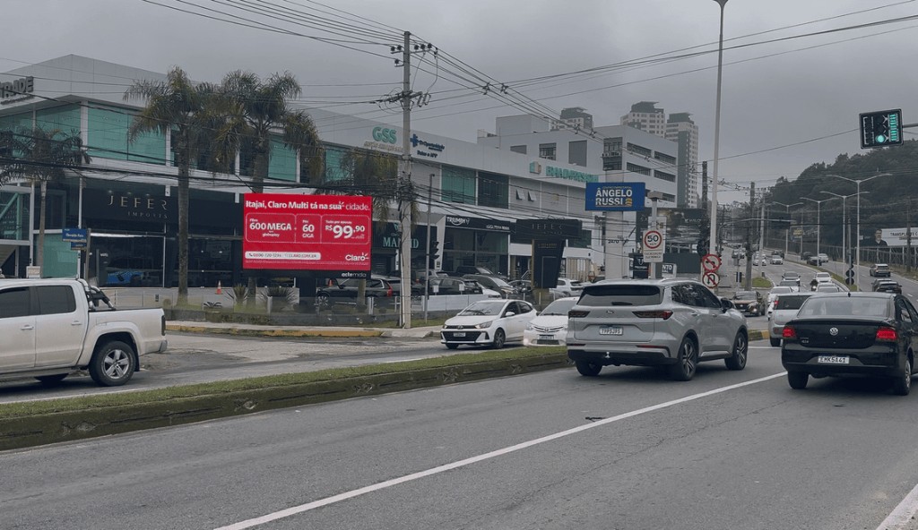 Promenac Camvel — painel LED Acte Mídia na Av. Osvaldo Reis, Praia Brava, Itajaí